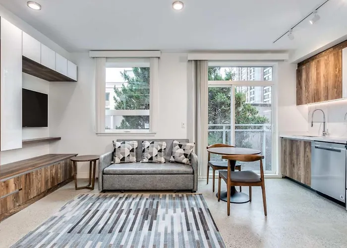 Luxury Downtown Apartment In Quiet Neighbourhood